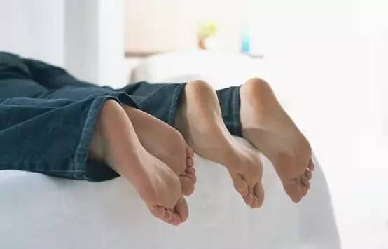 脚胖脚宽穿什么鞋好看,脚肥脚大腿粗穿什么鞋显脚小