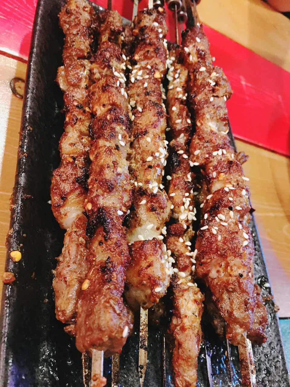 脚步丈量风情,在北京胡同里遇见嘻嘻辣串儿啤—嘻嘻辣东直门店记