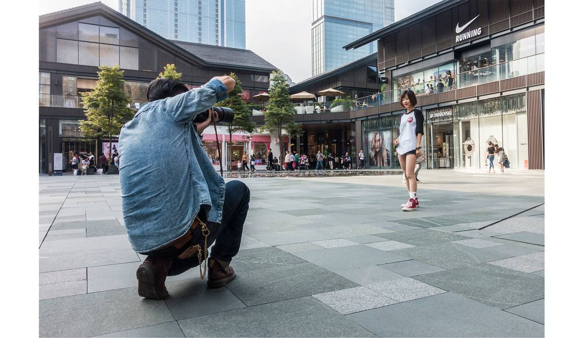 有这样一群摄影师，他们在街头用相机记录了成都人的时尚进化
