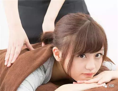 遮眼袋步骤图大全,三个动作去除大眼袋年轻18岁