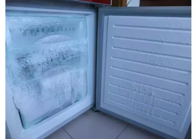 冰箱下层结了很厚很厚的冰怎么办,怎么让冰箱的冰快速脱落
