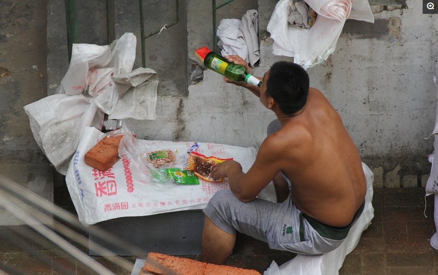 工地上农民工40度高温的真实生活,高温天气打工人的日常生活