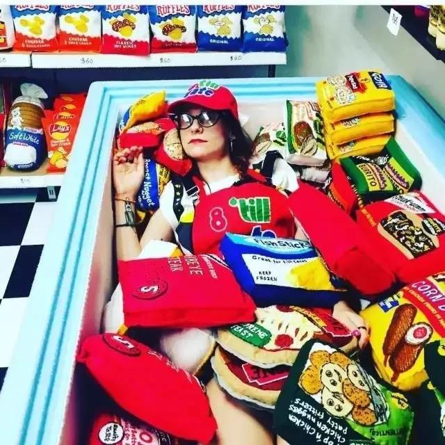 这家店9000件商品全是假货,人们却争相购买