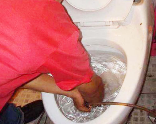 家里的马桶堵塞了简单的操作方法,家里马桶堵塞怎么办