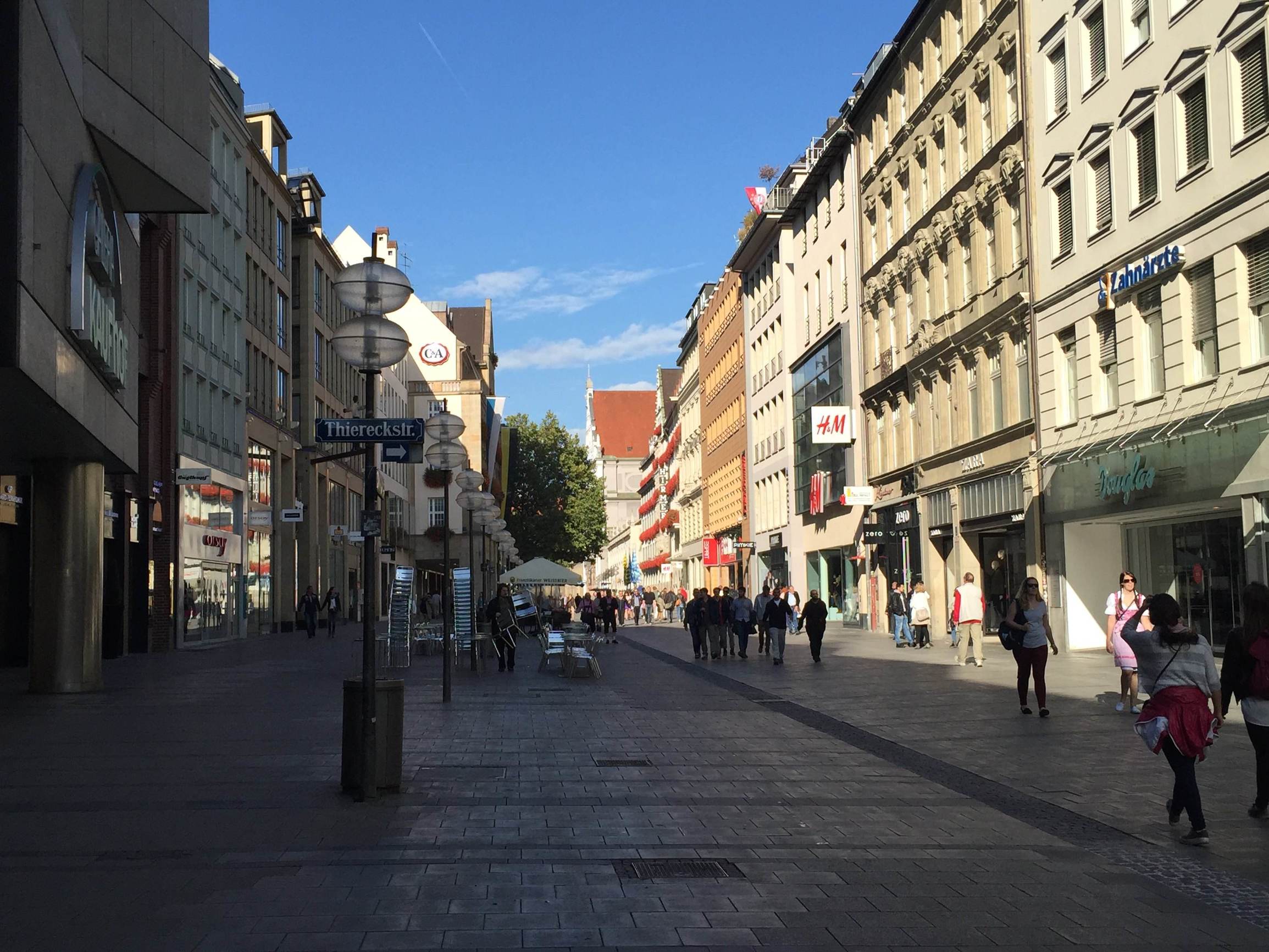 除了啤酒足球汽车，这里还有*情纵**的购物体验