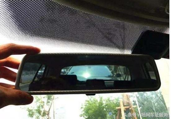 挡风玻璃有好多小亮点,挡风玻璃小黑点能贴东西吗图片