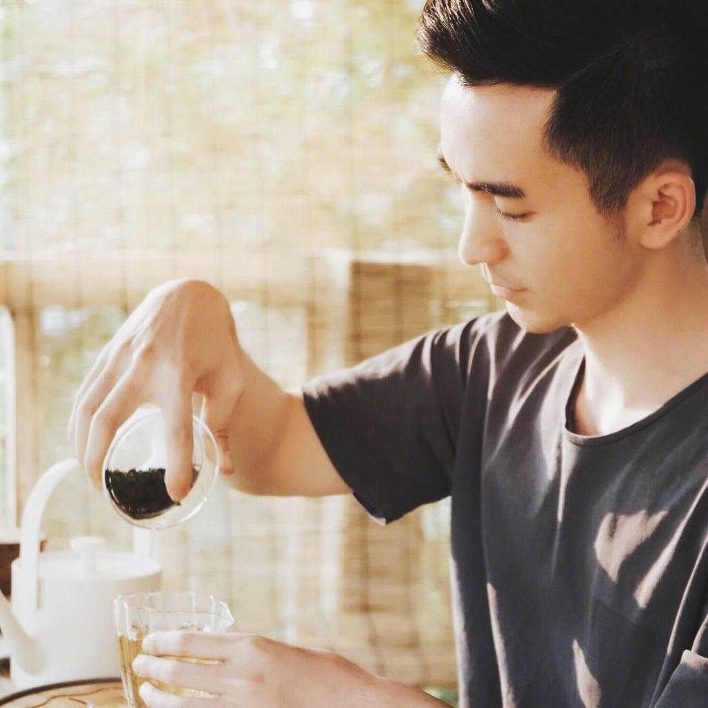 90后帅哥花3000元爆改出租屋后，又买了个破院子