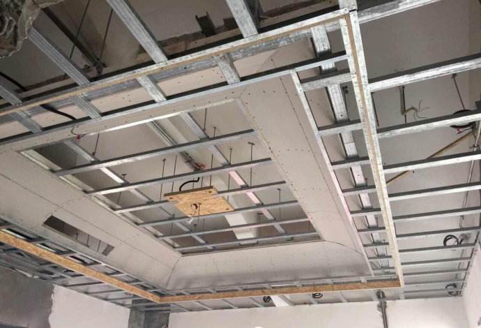 轻钢龙骨隔墙圆弧角施工工艺流程,饰面板用的轻钢龙骨施工方案