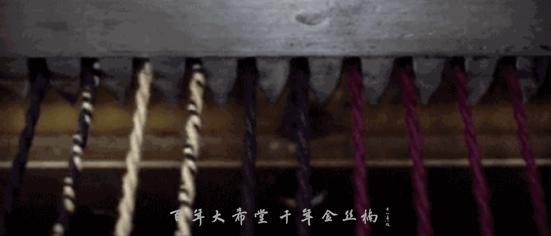 围巾围住头发,很冷围上围巾就不冷了