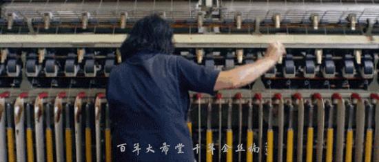 围巾围住头发,很冷围上围巾就不冷了