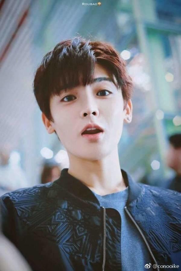 侯明昊这几年的颜值变化,侯明昊年轻时笑起来的样子