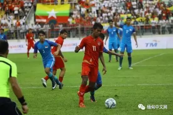 民众冒大雨聚集在仰光观看球赛，缅甸男足旗开得胜！