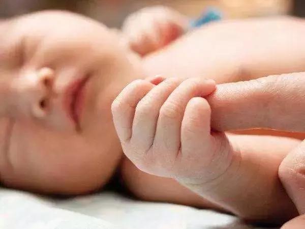 羊水栓塞剖腹产跟顺产哪个风险高,剖腹产和顺产哪个风险性大