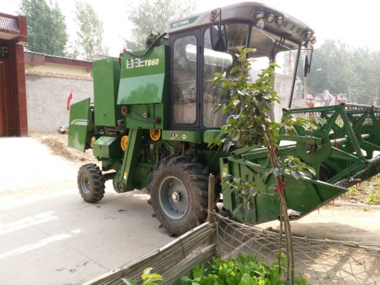 谷王履带式联合收割机最新款,17款谷王玉米收割机介绍