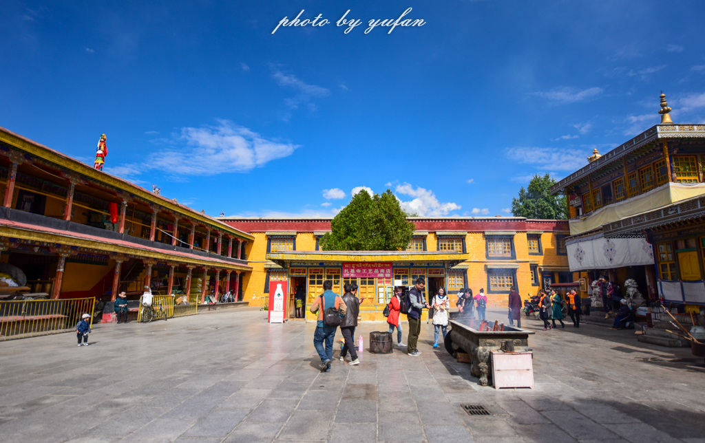 拉萨有哪几个寺庙,拉萨有一个建在山上的寺庙