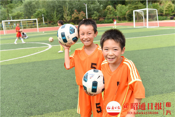 小学足球队挺进全市8强,组队打进全国总决赛