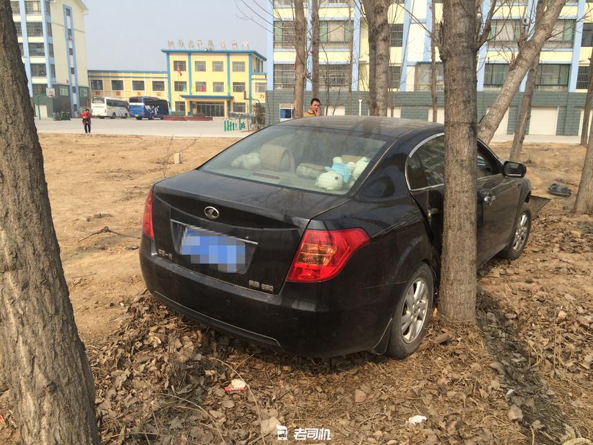 车撞树上了都有哪些地方坏,我的车撞了对方全责怎么理赔