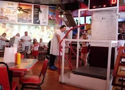 汉堡顶5斤肉,吃完心脏搭桥,代言人死了俩还有一群人抢着吃!