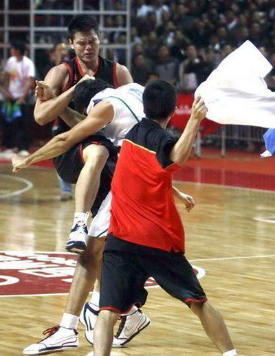 中国男篮5大打架高手,中国男篮最铁血的一战视频朱芳雨