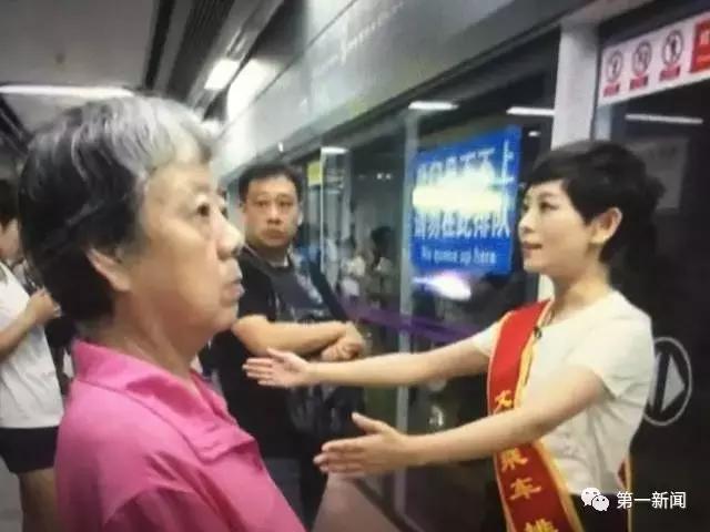 跟我排·主播来行动美女主播李甜甜做起西安地铁“引导员”