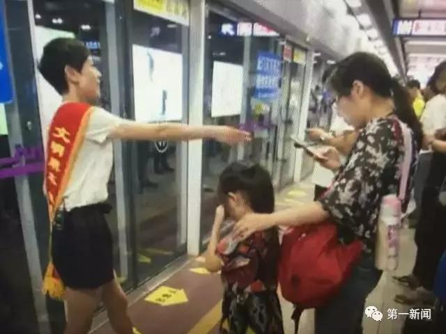 跟我排·主播来行动美女主播李甜甜做起西安地铁“引导员”