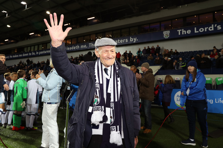 英超首轮爆满的山楂球场,空了一个座位