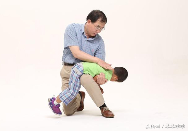 喉咙有异物堵塞急救视频,宝宝误吞异物如何处理