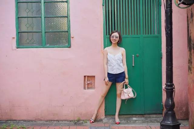 整牙戴的粉色的牙套,整牙给人带来的变化