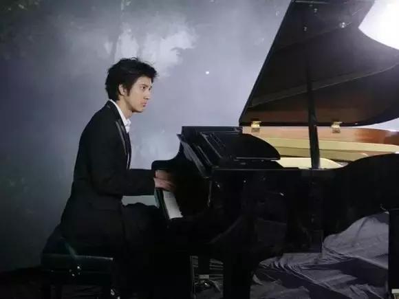 爱豆弹钢琴视频,会弹钢琴的女爱豆