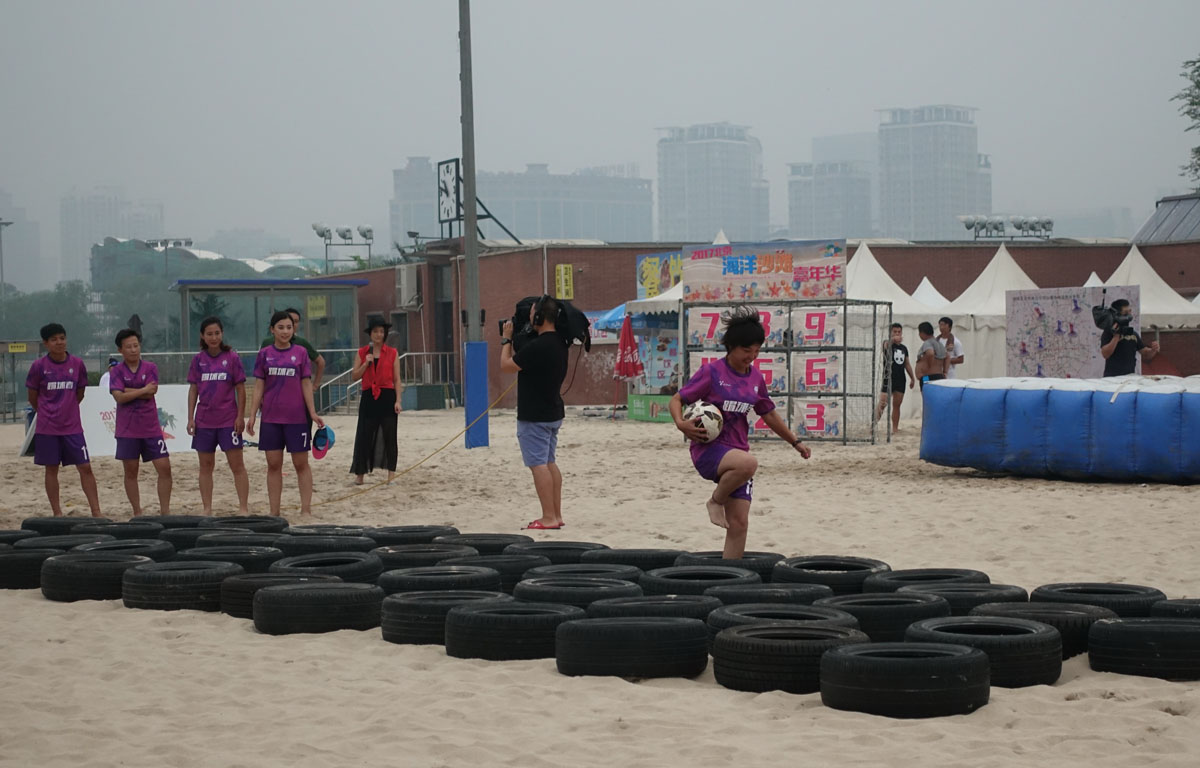 “汪星人”助阵海洋沙滩嘉年华沙足性别大战上演
