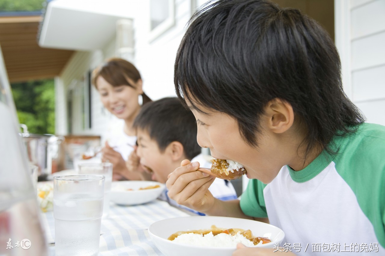2岁多只爱喝奶不爱吃饭,2岁宝宝只喝奶不吃辅食怎么办