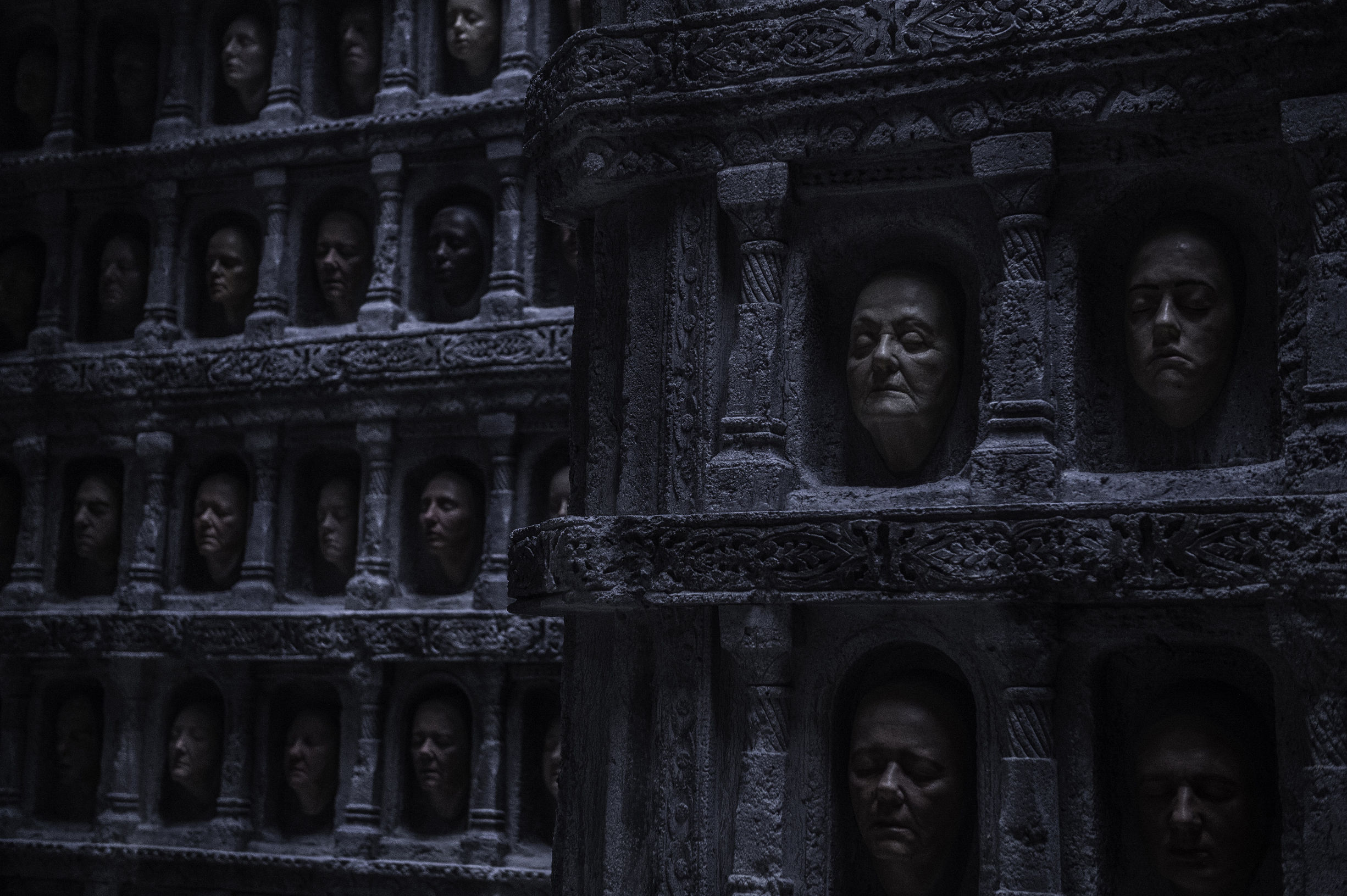 权力的游戏瓦雷利亚钢剑分成两把,权力的游戏瓦雷利亚遗迹里的人