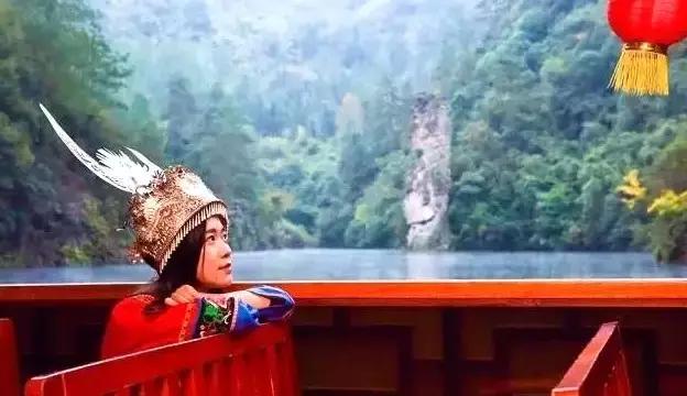 凌晨时导游还不睡，原来一直怪错他们