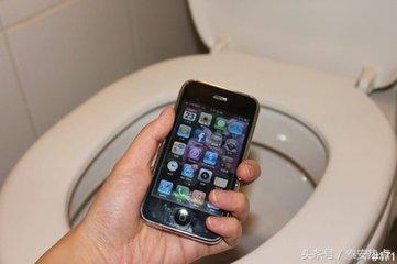 手机掉到茅坑里面怎么处理,手机掉到坑里怎么办