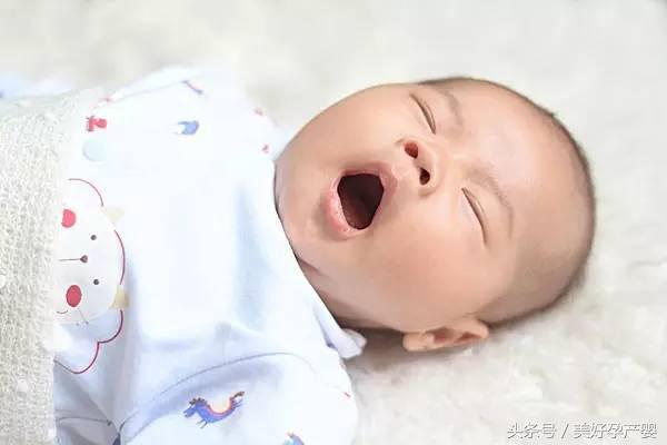 新生儿频繁打嗝是什么原因引起的,新生儿频繁打嗝吐奶是怎么回事