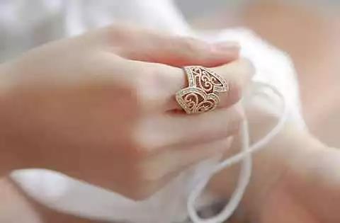 戒指戴在哪个手指有讲究吗,戒指戴在哪个手指上面有讲究吗