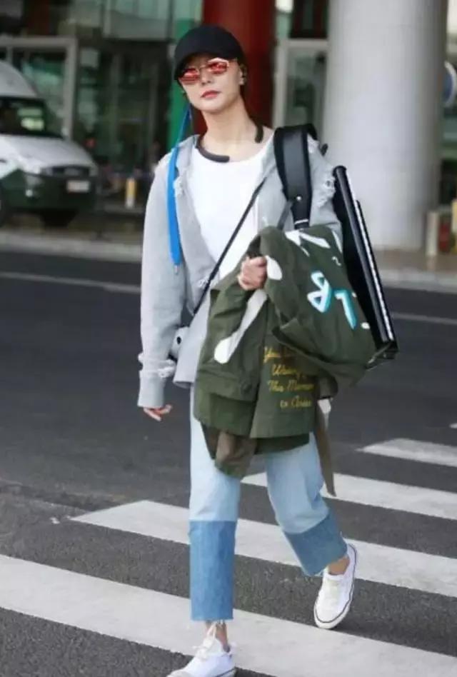 明星尬拍名场面,明星机场撞柱子尬舞