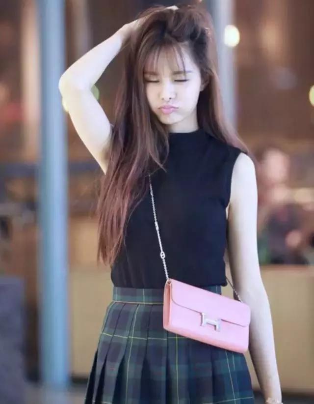 明星尬拍名场面,明星机场撞柱子尬舞