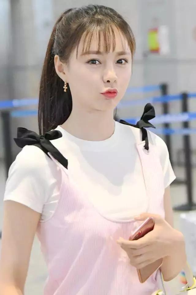 明星尬拍名场面,明星机场撞柱子尬舞