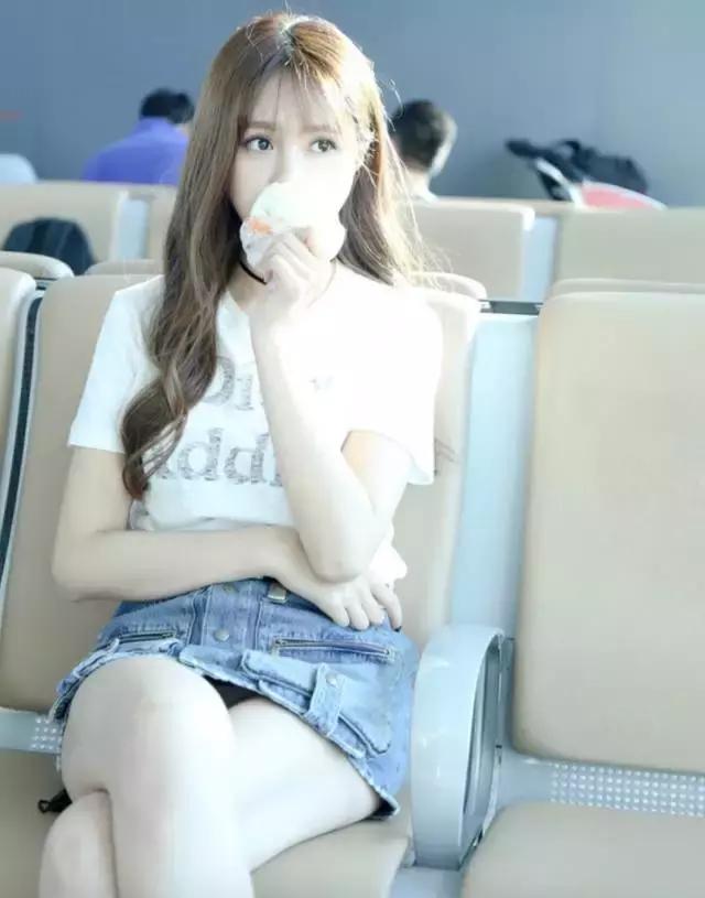 明星尬拍名场面,明星机场撞柱子尬舞