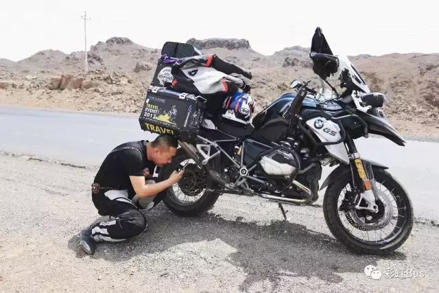 90后情侣骑摩托在额济纳，不小心拉了次最贵的屎