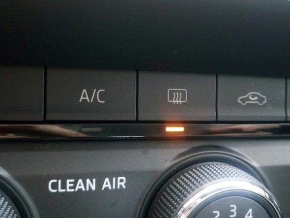 下雨天后视镜和玻璃上有水怎么办,汽车后视镜下雨天怎么除水