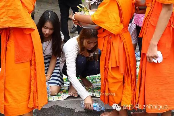 泰国传统佛教习俗为僧侣洗脚是一种积德！