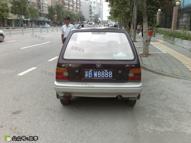 湖北最牛奥拓，开在大街上回头率不低，霸气车牌，让多少豪车羡慕