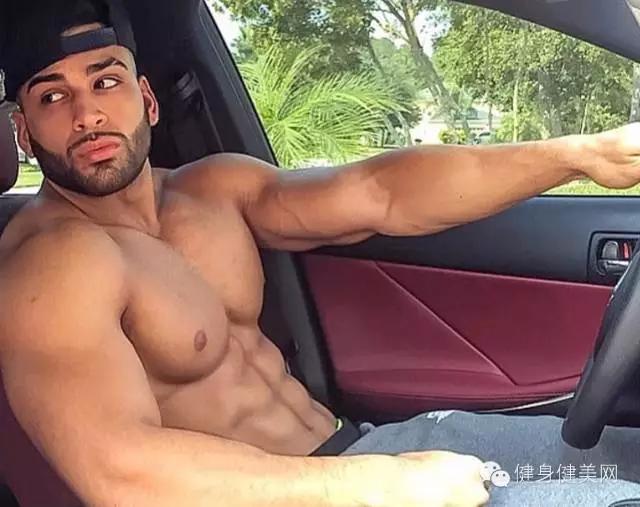 光头络腮胡肌肉男人,肌肉最猛而且非常帅的肌肉男