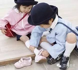 怎么有效教孩子区分左右鞋,对于穿错鞋子的孩子教育措施