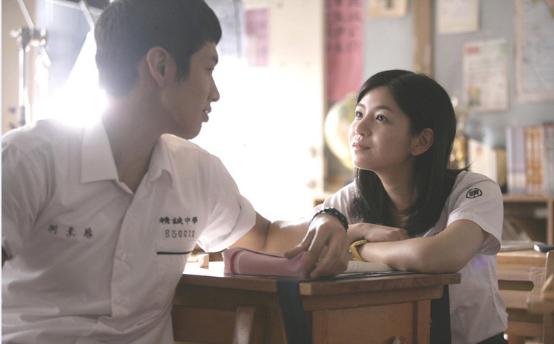 校服一个*绑捆**着我们青春的东西