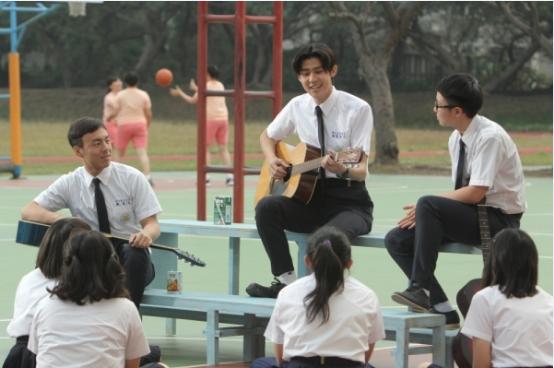 校服一个*绑捆**着我们青春的东西