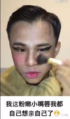 靠一只马克笔化妆为人间*物尤**！深扒网红艾克里里和他的娇喘助理！