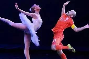 那些无时无刻不在努力练习跳水的足球巨星们